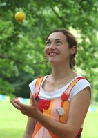 Mareikes spektakuläre linkshändige 1-Ball-Jonglage
