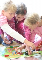Mädchen spielen Giro Galoppo
