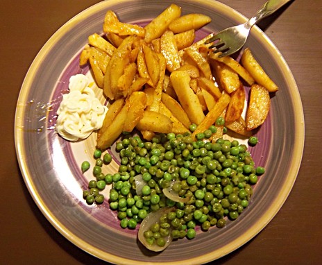 Pommes mit Erbsen