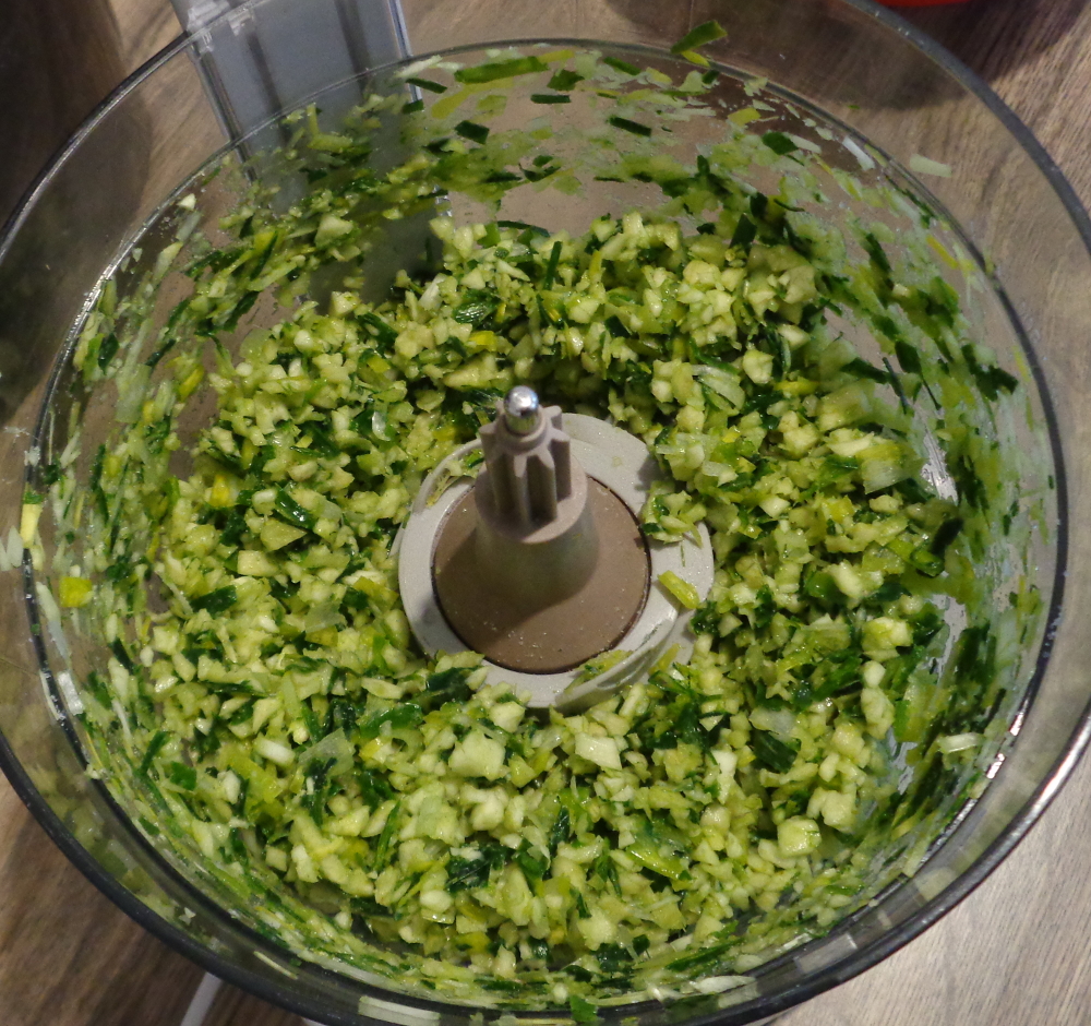 Suppengrün selbst machen - Gehäckseltes Suppengrün