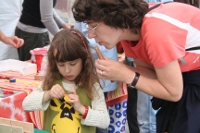 Mutter mit Tochter bauen Musikinstrumente
