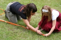 Dani misst HulaHoop-Reifen aus
