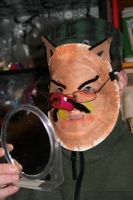Zu Halloween mit Schweinemaske