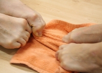 Am Handtuch mit den Füßen ziehen
