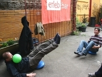 Luftballontennis auf Wackelkissen