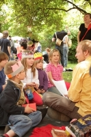 Kai liest Märchenrätsel auf dem Connewitzer Straßenfest 2010