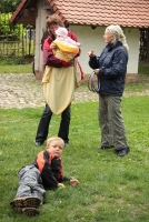Mit Baby auf dem Arm