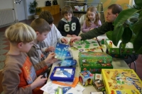 Unterrichtsbegleitendes Spielen im evangelischen Schulzentrum Muldental im Frühjahr 2009 Wilder Spieltisch