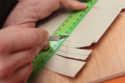 Pappteile für den Einband zuschneiden