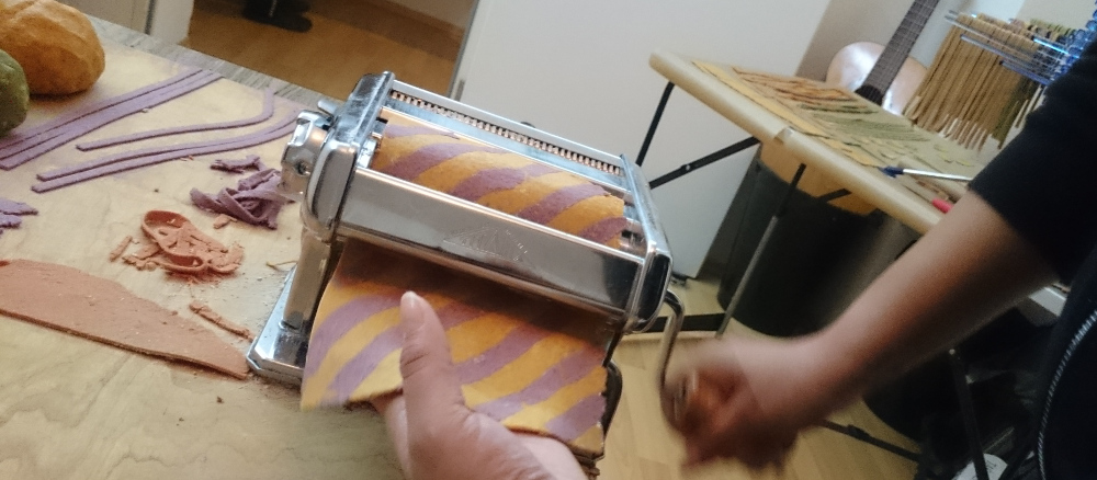 Bunteste Nudelwerkstatt – Gestreifte Teigplatte in der Nudelmaschine