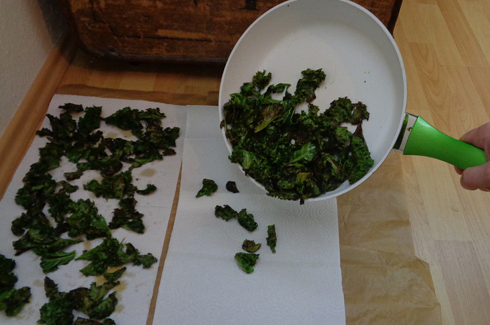 Grundrezept für Grünkohlchips – Auf Küchenrolle abkühlen