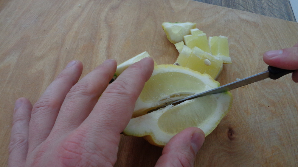 Grundrezept für Holunderblütensirup – Zitrone schneiden