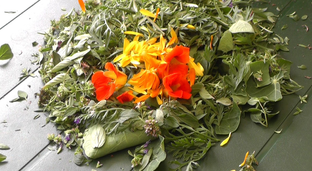 Kräutersalz selbst machen – Sommerliche Blüten von Kapuzinerkresse, Ringelblume, Ysop und Oregano