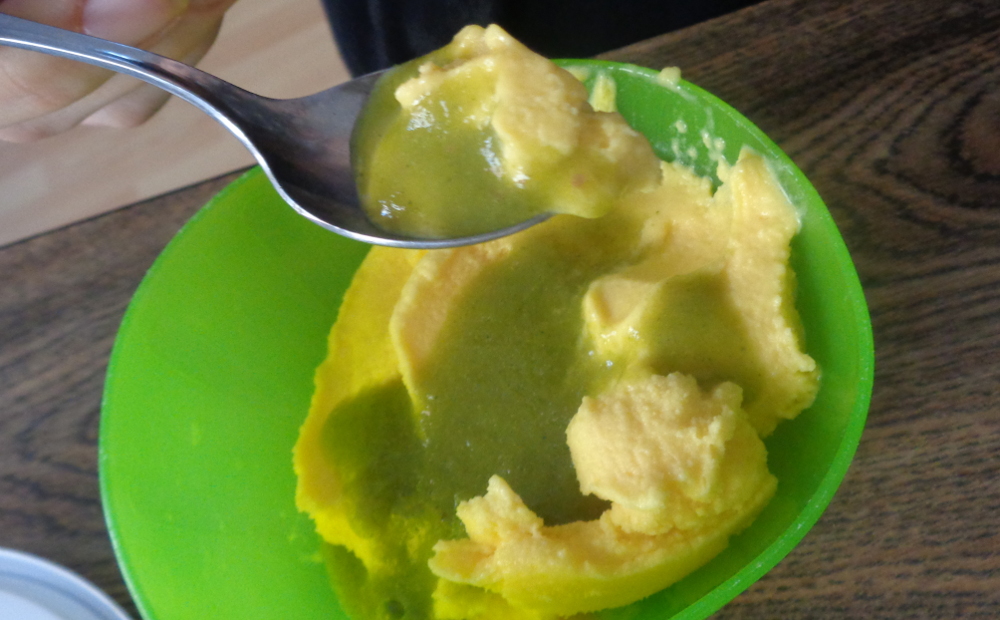 Mango-Joghurt-Eis selbst machen – Fertiges Eis mit grünem Smoothie