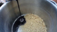 Maulbeeren ernten und verarbeiten - Saft und gemahlene Nüsse im Topf