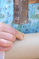 Nägel in den Regenmacher einschlagen