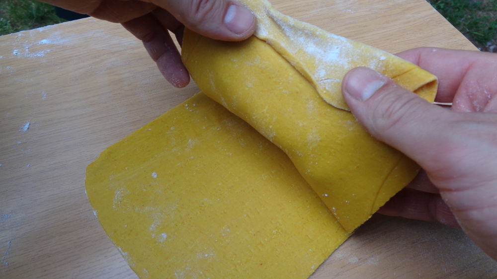 Nudeln in drei Farben – Gelbe Teigplatte falten