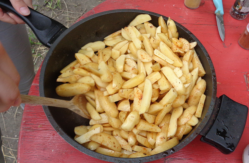 Pommes zum Würzen in der Pfanne