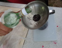 Sauerkirschlikör selbst machen – Mit Schnaps aufgießen
