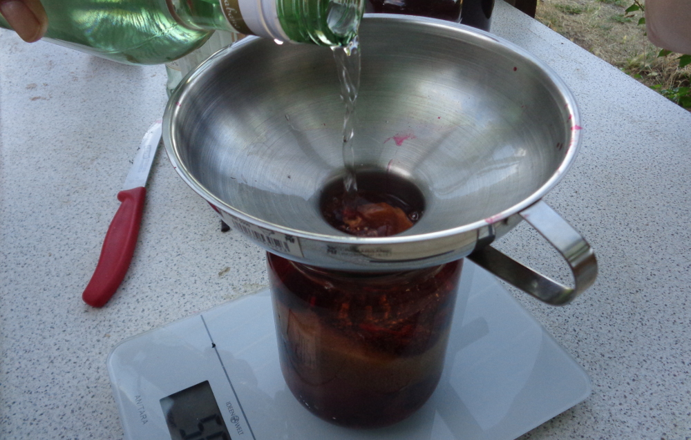 Sauerkirschlikör selbst machen – Mit weißem Rum aufgießen