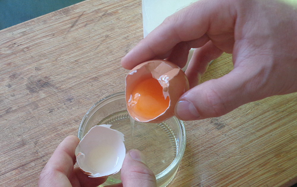 Vanillepudding selbst machen - Ei trennen
