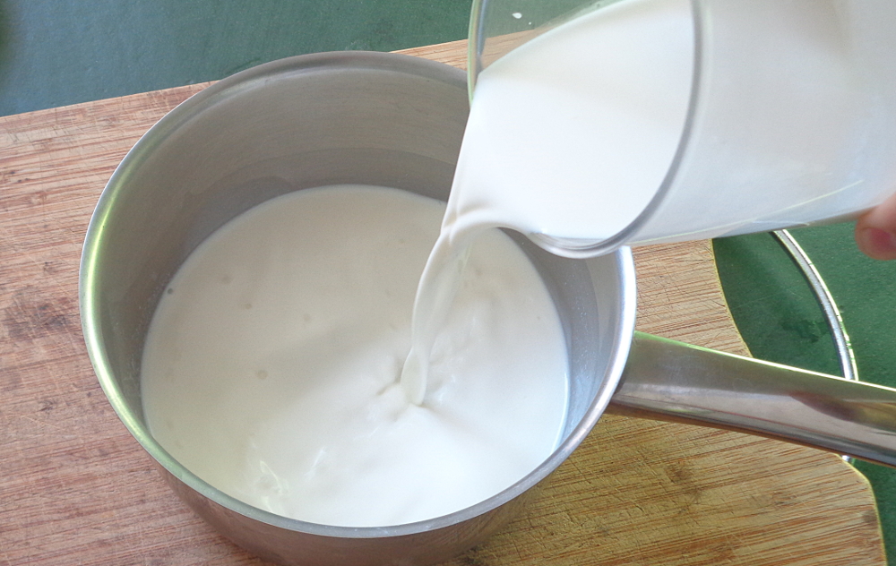 Vanillepudding selbst machen - Milch in den Topf