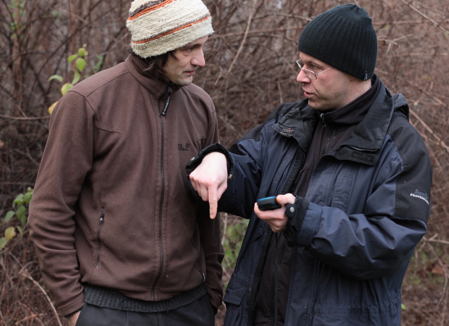 Filip erklärt Sebastian die Bedienung des GPS-Geräts.