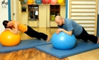 Rückenschulübung mit Gymnastikball - Im Unterarmstütz
